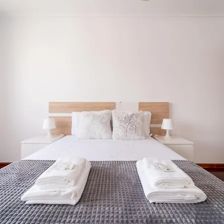 Flat By House And People Apartamento